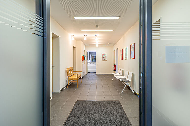 Eingang und Flur der DRK Ergotherapie Stadtallendorf Blick in den Eingangsbereich der Ergotherapiepraxis des DRK Stadtallendorf