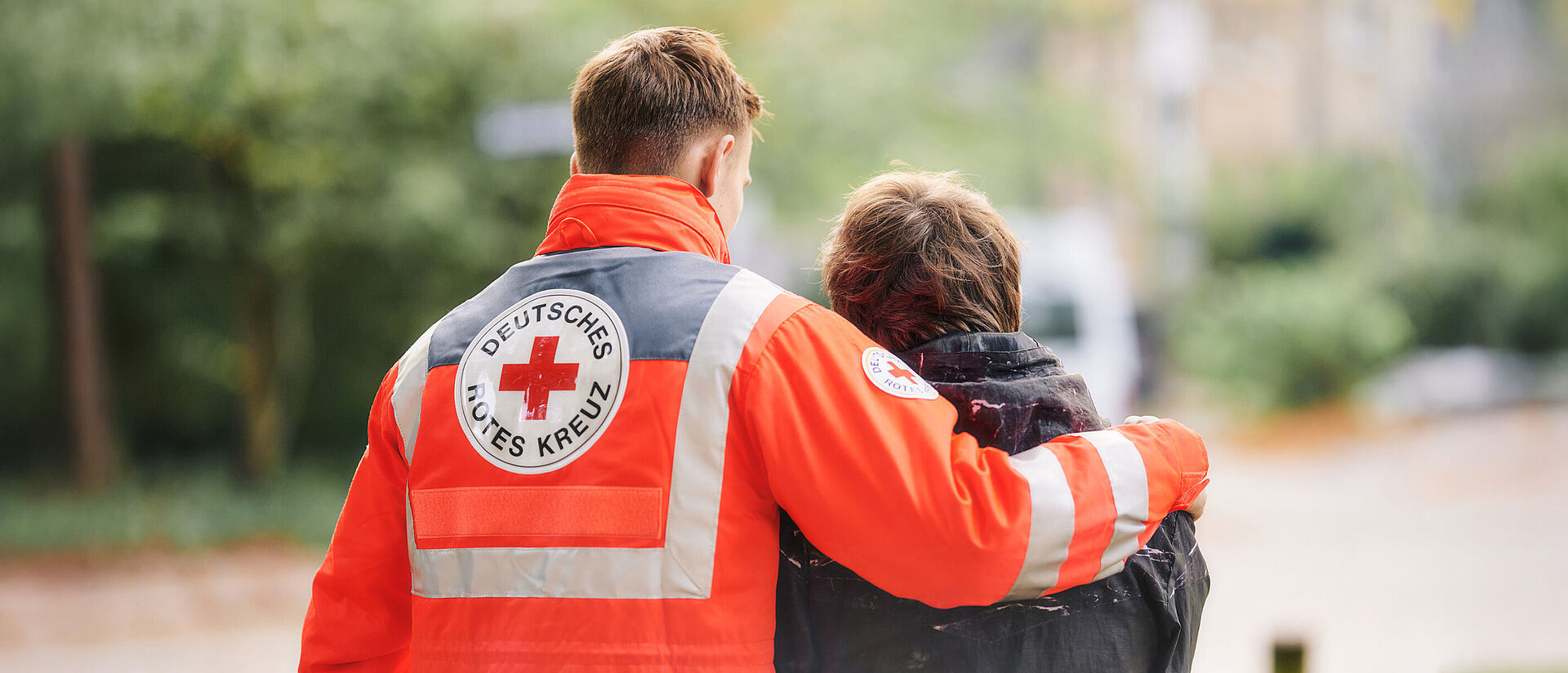 Menschlichkeit im Einsatz – DRK Mittelhessen bietet Hilfe in jeder Lebenslage DRK-Helfer legt tröstend den Arm um eine Person