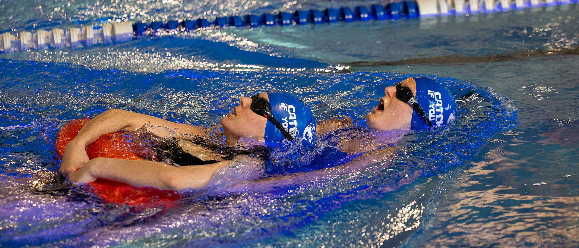 Rettungsschwimmer Ausbildung Mittelhessen – DRK Kurs für Wasserrettung in Gießen Zwei Teilnehmende beim DRK Rettungsschwimmer-Training mit Rettungsboje im Schwimmbad
