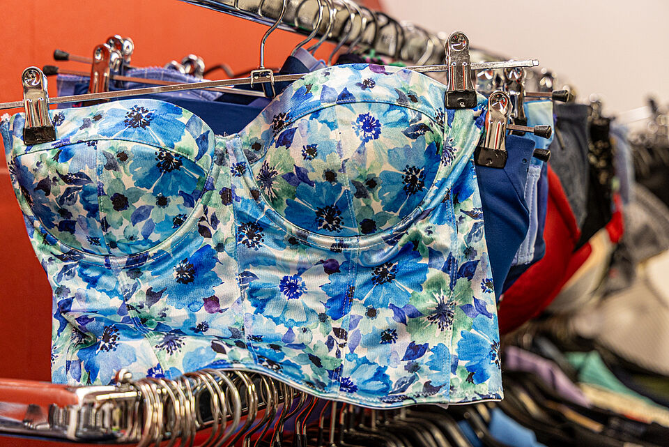 Bademode im DRK Kleiderladen Gießen Blau gemustertes Bikini-Oberteil im DRK Kleiderladen