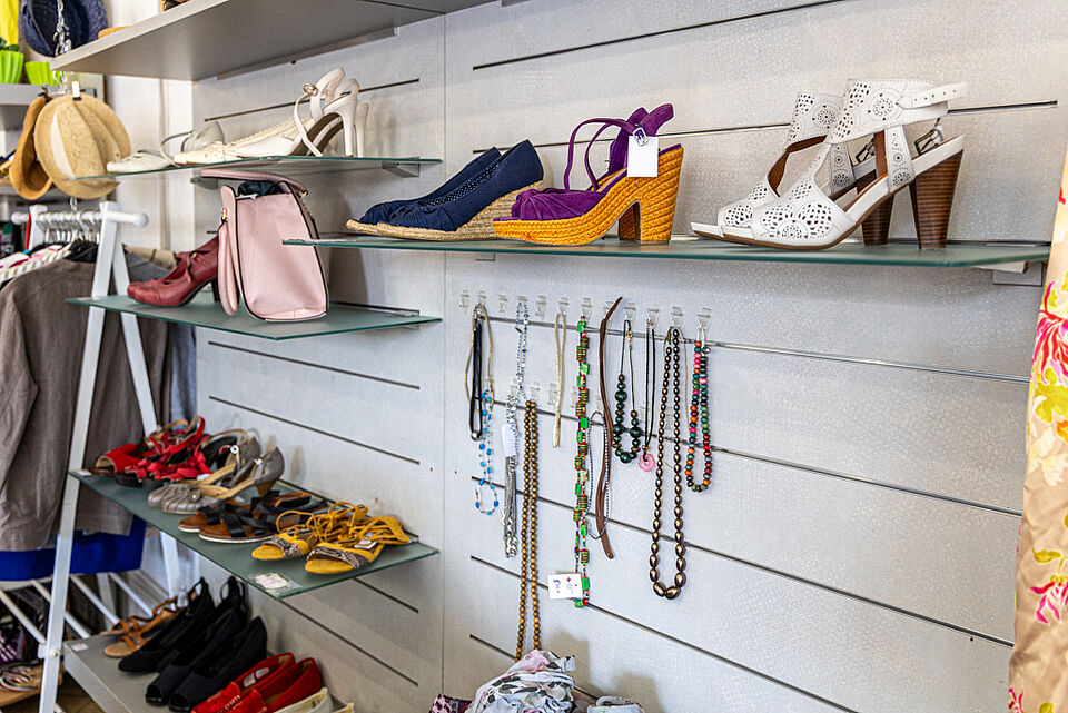 Schuhe und Accessoires im DRK Kleiderladen Damenschuhe, Taschen und Schmuck im DRK Kleiderladen