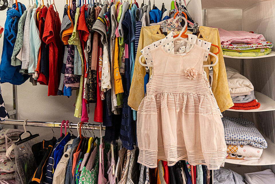 Kinderkleidung im DRK Kleiderladen Gießen Bunte Kinderkleidung im DRK Kleiderladen