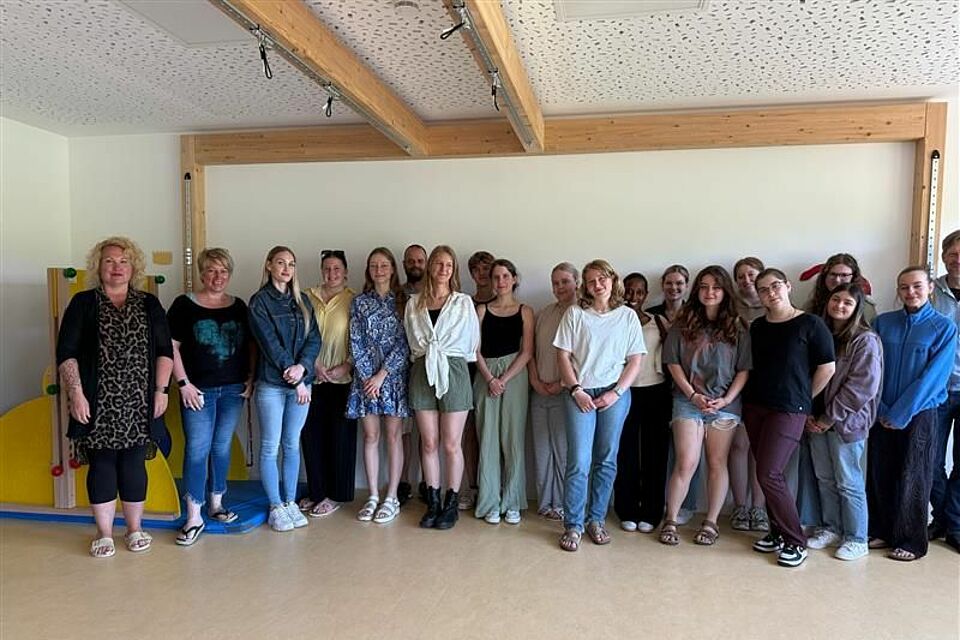 Besuch der Aliceschule in der DRK-Kita Henrys kleine Helden Geilshausen Gruppe angehender Erzieherinnen und Erzieher der Aliceschule Gießen zu Besuch in der DRK-Kita Henrys kleine Helden
