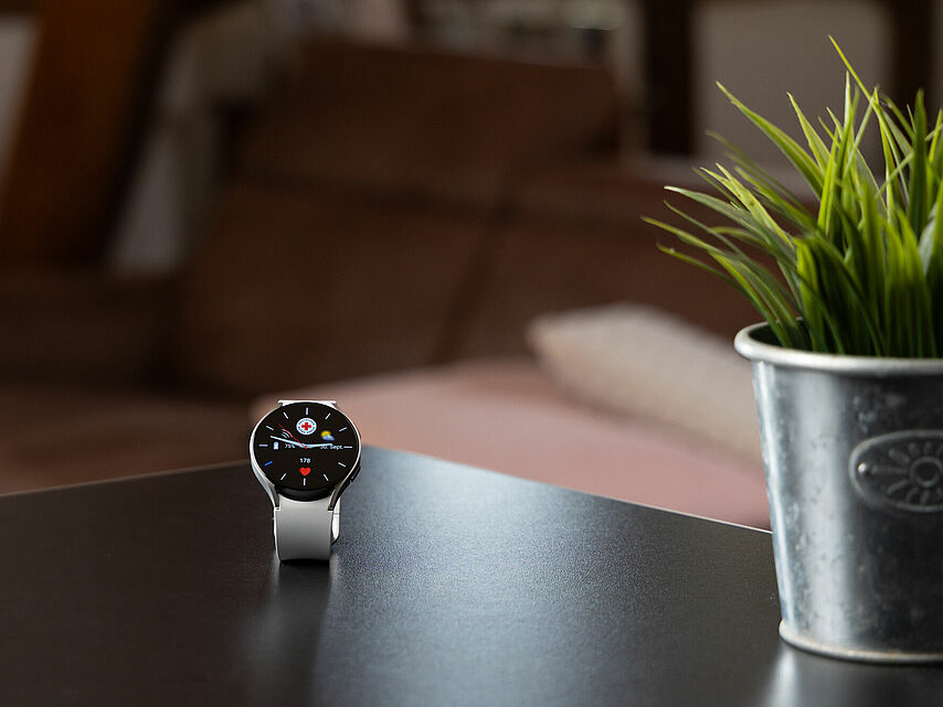 Smarter Hausnotruf mit Notrufuhr – DRK Mittelhessen Moderne Notrufuhr als Teil des mobilen Hausnotrufs vom DRK Mittelhessen