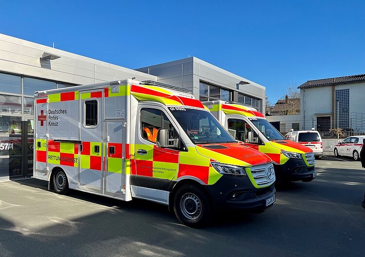 DRK Mittelhessen – Neue Rettungswagen im ehrenamtlichen Dienst Zwei Rettungswagen des DRK Mittelhessen vor der Wache