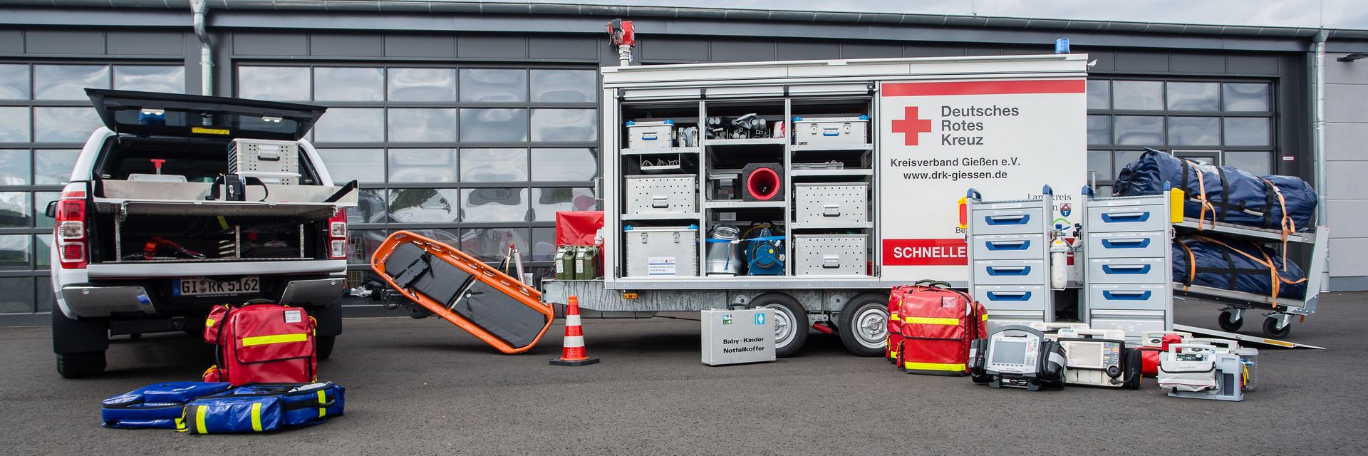 DRK Mittelhessen – Ausstattung der Schnelleinsatzgruppe im Katastrophenschutz Einsatzfahrzeug und Materialanhänger des DRK Mittelhessen mit Notfallausrüstung