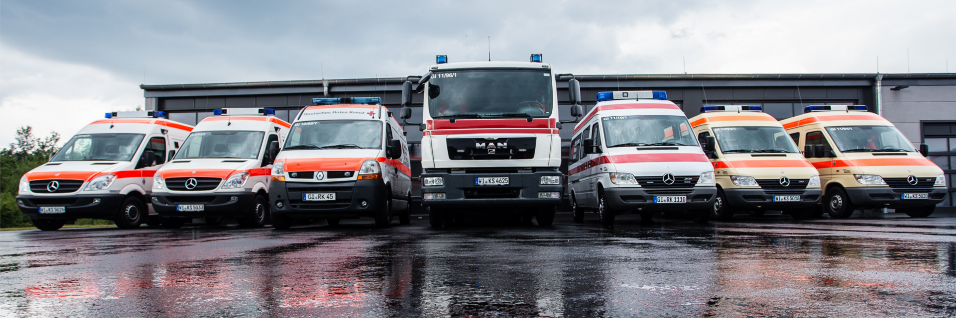 DRK Mittelhessen – Katastrophenschutz im Einsatz für Sicherheit und Hilfe Einsatzfahrzeuge des Katastrophenschutzes des DRK Mittelhessen in Reihe vor einer Fahrzeughalle