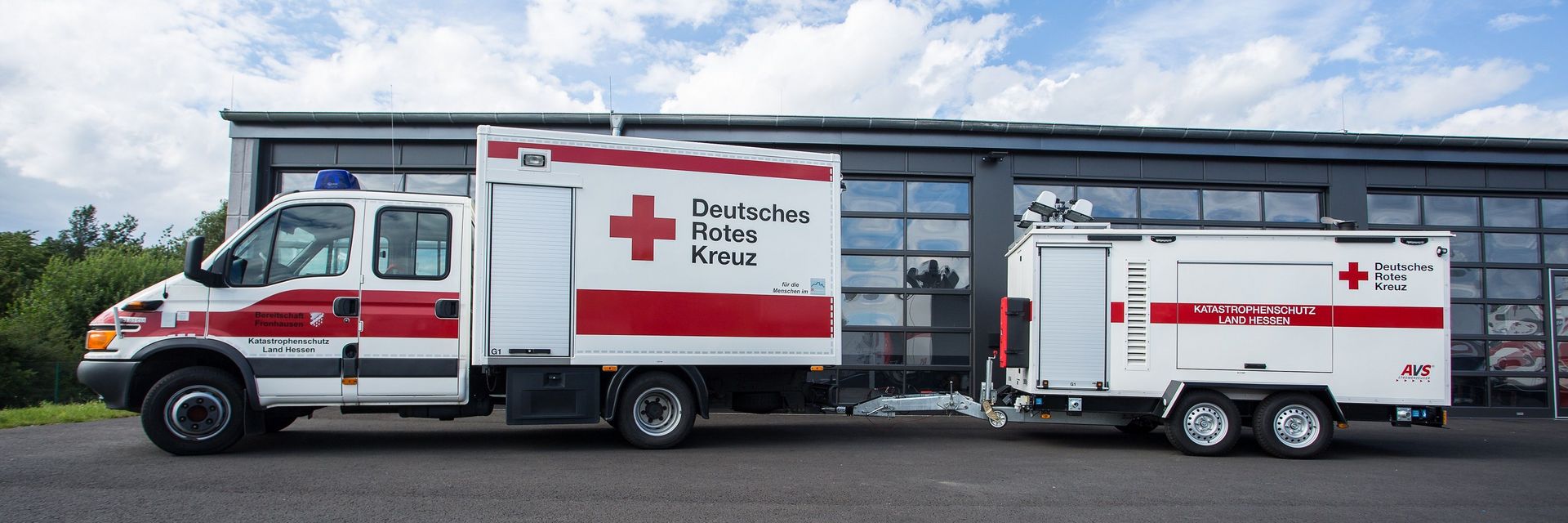 DRK Mittelhessen – Betreuungseinheit im Katastrophenschutz Einsatzfahrzeug und Anhänger der DRK-Betreuungseinheit Hessen vor Fahrzeughalle