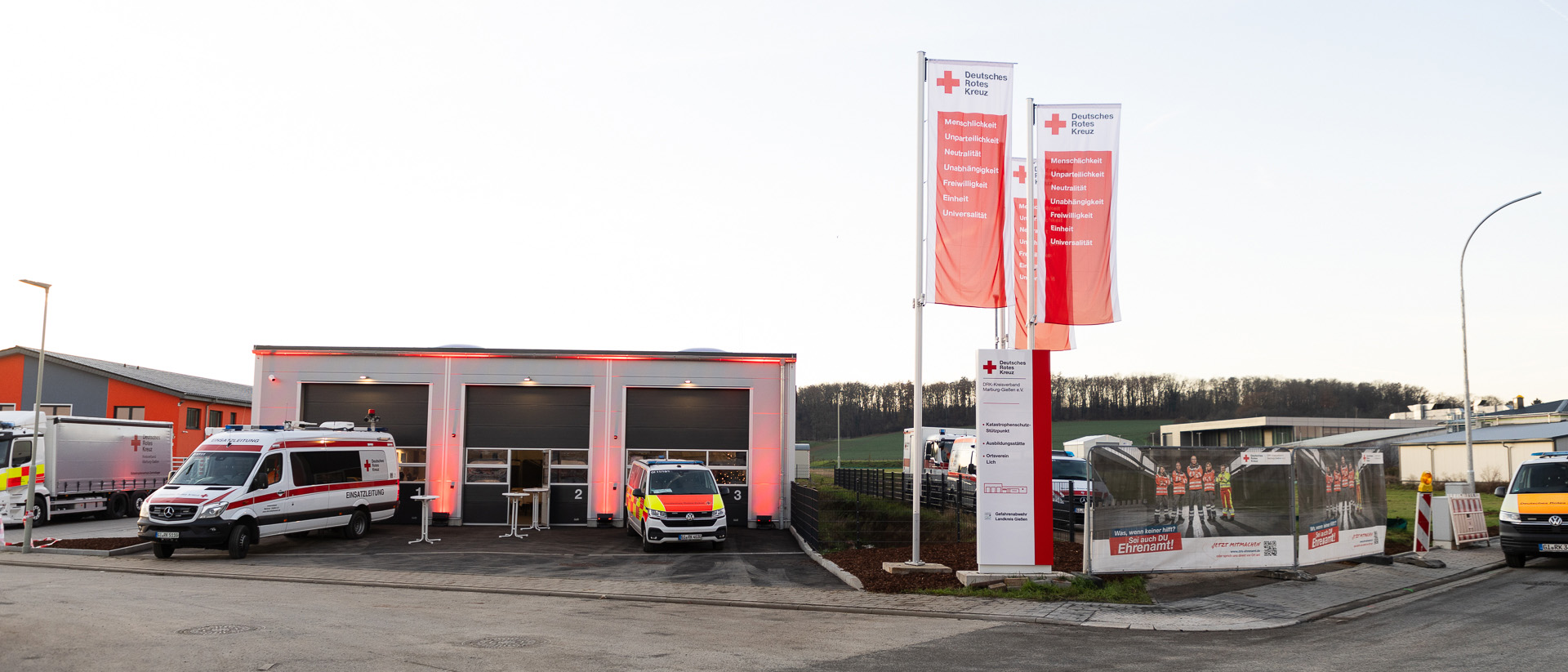 DRK Kursstandort Lich – Erste-Hilfe-Ausbildung im modernen Schulungszentrum DRK-Gebäude in Lich mit Einsatzfahrzeugen und Fahnen des Deutschen Roten Kreuzes
